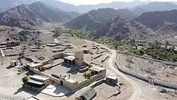 يُطل برج المراقبة في قلعة الحيل على جهة الشمال الغربي لوادي الحيل