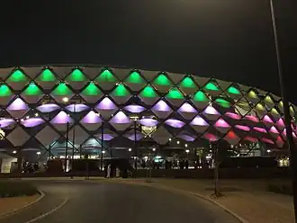 الملعب بالوان مختلفة