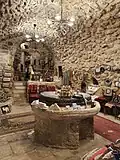 صورة من داخل المعصرة بعد ترميمها وتظهر الطاحونة الحجرية في المنتصف