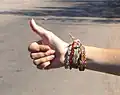 يستعمل مسافروا الأوتوستوب إشارة الإبهام