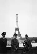 أدولف هتلر في باريس عام 1940 مع ألبرت سبير (يسار) وأرنو بريكر (يمين)1