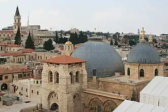 حارة النصارى تتوسطها كنيسة القيامة في مدينة القدس؛ أم الكنائس في العالم المسيحي، وأقدس المواقع المسيحيَّة ومهد المسيحية ونقطة إنطلاقها للعالم أجمع.