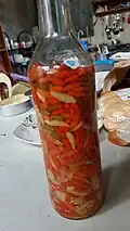 سيناماك، وهو خل متبل تقليدي فلبيني، يتم تحضيره من خلال حفظ سيلينغ لابويو والتوابل الأخرى في خل قصب السكر أو خل النخيل