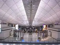 السقف الداخلي ذو الطابع المستقبلي لمطار هونغ كونغ الدولي