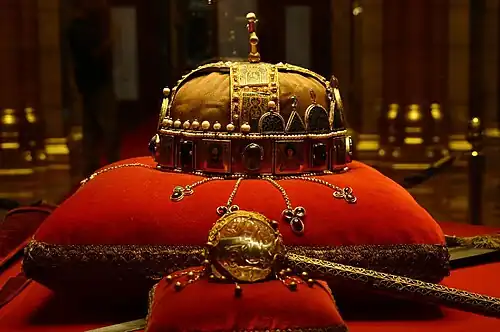 تاج المجر المقدس في المجر، وهو من الآثار الملكيّة الكاثوليكيّة العريقة.