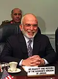 خطان أبيضان يمتدان من زوايا مستطيل أزرق يتقاطعان في منتصفه