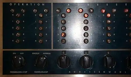 صورة مركزة لمؤشرات جهاز IBM 650