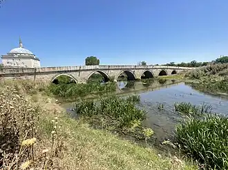نهر التونجا عند الجسر السلطان بايزيد الثاني بإدرنة، تركيا.