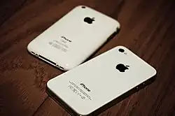 آيفون 3 جي إس صور بجانب آيفون 4 إس.