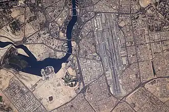 صورة لمطار دبي الدولي وخور دبي من محطة الفضاء الدولية.