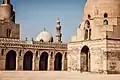 الصحن المكشوف وبه القبة