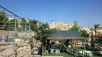 صورة من حدائق الخليل التاريخية يتربع الحرم خلفها