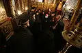 رجال دين أرثوذكس مع الرئيس الأمريكي السابق جورج بوش داخل كنيسة بطريركية الروم الأرثوذكس.