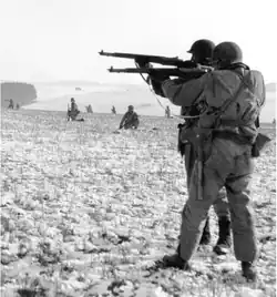 مشاة قوة إغاثة بالقرب من باستون ، ديسمبر 1944.