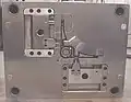 الجانب "ب" من القالب مع مشغلات السحب الجانبية