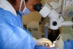 الدكتورة نهى خاطر تقوم بعملية الحقن ضمن الجسم الزجاجي