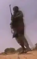 أحد مقاتلي تنظيم الدولة الإسلامية يصوب نيرانه على الجنود الأمريكيين والنيجريين في الكمين.