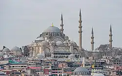شَكَّل نمط العمارة البيزنطيَّة لكاتدرائية آيا صوفيا السابقة مصدر إلهام لبناء مسجد سليمان القانوني في إسطنبول.