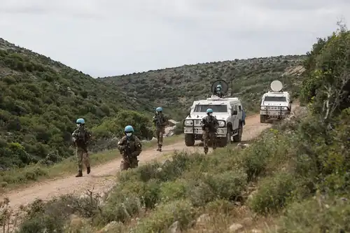 فرقة من لواء "جراناتيري دي سردينيا" الآلي التابع للجيش الإيطالي تقوم بدوريات على طول الخط الأزرق (لبنان) أثناء جائحة كوفيد-19.