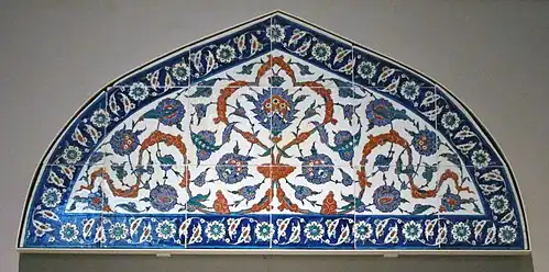 لوحة زجاجية مبلطة من إزنيق ربما جاءت من جامع بياله باشا في إسطنبول، 1570-1575، في متحف فكتوريا وألبرت في لندن