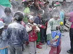 صورة لبعض المشاركين أثناء إحيائهم ليوم البيض.