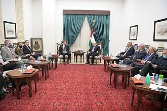 الرئيس الفلسطيني محمود عباس مستقبلًا مستشار الأمن القومي الأمريكي جيك سوليفان في المقر (2021)