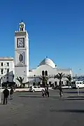 Vue une mosquée blanche.