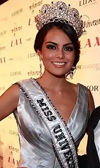 خيمينا نافاريتي ، حاملة لقب مسابقة ملكة جمال الكون 2010