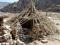إعادة بناء منزل دائري شبه مدفون من بداية العصر الحجري الحديث ما قبل الفخار ب، في البيضاء، الأردن.