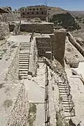 الدرج الذي يفصل بين الممر السفلي و الممر العلوي في القلعة.