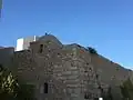 البناء القديم المبني فوق الضريح