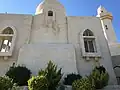 البناء الحديث المبني بجانب الضريح (من الخارج)