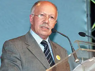 خطان أبيضان يمتدان من زوايا مستطيل أزرق يتقاطعان في منتصفه