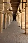 صورة لرواق يطل على ساحة المسجد الكبير بالقيروان ( تونس )