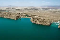 سد كاجاكي (على اليسار) والمجرى (على اليمين)