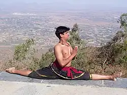 وضع الإنفراج الأمامي في اليوجا (front split) مثال على تبعيد الساقين إلى الأمام وإلى الخلف من عند الورك.