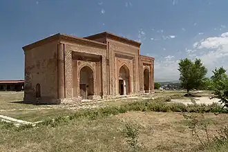 ضريح قراخانيد بالقرب من المئذنة.