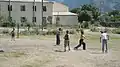 أطفال يلعبون كرة القدم
