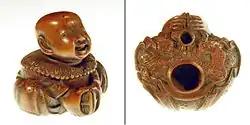 Katabori-netsuke عرض أمامي وخلفي مع فتحتين للحبل.