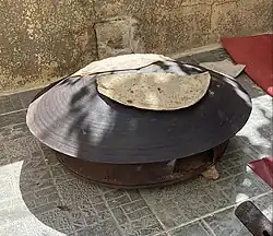 خبز كبلان&nbsp;[الإنجليزية] على الصاج.