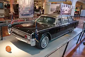 سيارة رئاسة الجمهورية&nbsp;&nbsp;[لغات أخرى]‏, 1961 Lincoln Continental convertible, shown after permanent top conversion
