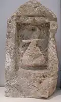 منحوتة عليها رمز الالهة