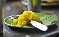 يُقدم كيساري باث (Kesari Bath) تقليديًا على أوراق الموز في جنوب الهند.