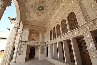 داخل الشرفة في بيت الطبطبائي.