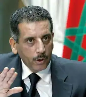 خطان أبيضان يمتدان من زوايا مستطيل أزرق يتقاطعان في منتصفه