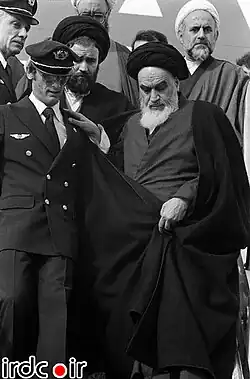 لحظة نزول الخميني من الطائرة الفرنسية في 1 فبراير عام 1979.