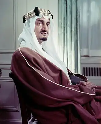 الملك فيصل بن عبد العزيز آل سعود معتمرا العقال المقصب.