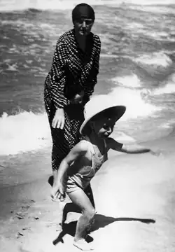 الملك فيصل ملك العراق على إحدى شواطئ بيروت عام 1939