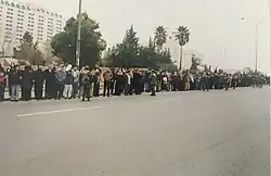 تجمع المشيعون في 8 فبراير 1999 في شارع زهران في عمان بينما كان الموكب الملكي ينقل نعش الملك الحسين.