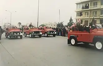 حشود من الناس تنتظر الموكب الملكي الذي يحمل نعش الملك الحسين.